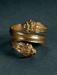 Art de la Grande Grèce : bague en or avec protomes de lion. Fin du IVe-début du IIIe siècle av. J.-C. de Tarente, Italie. Tarente, Museo Archeologico Nazionale - Greek