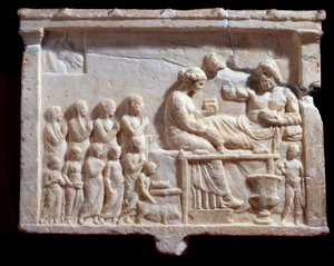 Art grec : relief représentant une scène de banquet