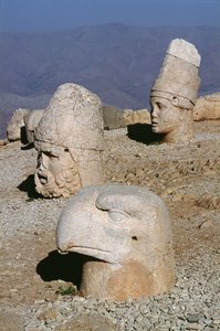 Tête de Zeus-Oromandes, une déesse et un aigle
