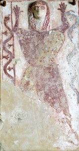 Peinture polychrome sur pinax et relief représentant une divinité féminine avec un serpent de l