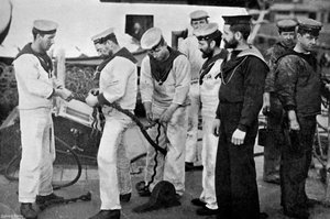 Marins au travail épissant une corde à bord du cuirassé HMS Majestic, 1896