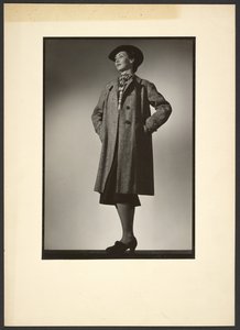 [Femme modelant un manteau]
