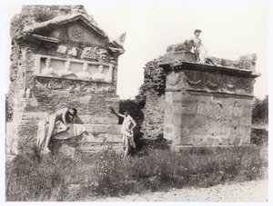 Des garçons parmi les tombes (photo)