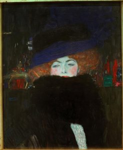 Dame avec chapeau et boa de plumes