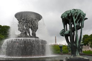 Fontaine et sculpture "Fille dans un arbre" dans le parc Frogner, Oslo, Norvège