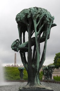 Fille dans un arbre, sculpture au parc Frogner, Oslo, Norvège