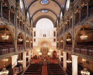 Intérieur de la synagogue de la rue des Tournelles construite en 1866 - 1867. Architecte : Varrollier. Ingénieur : Gustave Eiffel à Paris