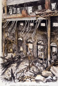 Pompiers travaillant dans les ruines de la salle de l