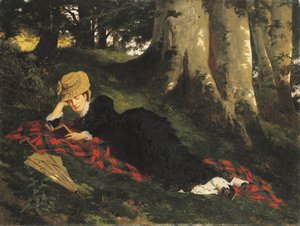 Femme lisant dans une forêt
