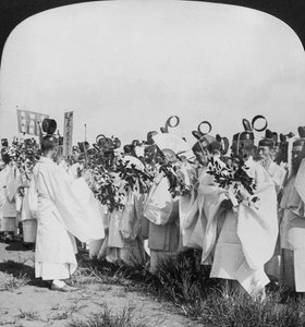 Prêtres shinto dans une procession funéraire pour les victimes de Hitachi Maru, Tokyo, Japon, 1905
