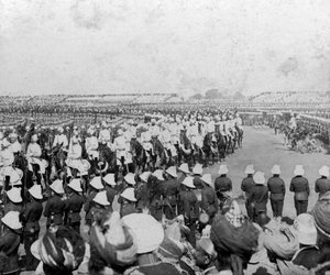 Le Corps des cadets impériaux escortant leurs majestés dans l