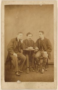 [Trois hommes non identifiés, assis]