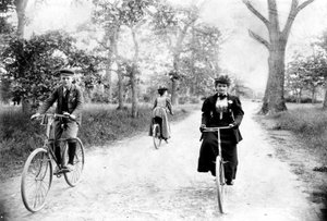 Maynard MacDonald et sa grand-mère, Hannah Maynard, faisant du vélo dans Beacon Hill Park, Victoria, vers 1895