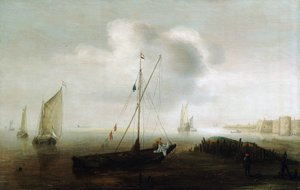 Un bateau de pêche, portant le drapeau néerlandais, voile baissée, près du rivage, une figure sur le bateau, portant un imperméable jaune, manipule la voile - Hans Goderis