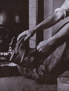 Enlever les bottes - Harold Burdekin