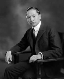 Vi Kyuin Wellington Koo (1887-1985) diplomate chinois, photo par Harris & Ewing c. 1925