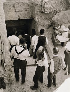 Une fête descendant les marches vers la tombe de Toutankhamon, Vallée des Rois