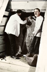 Howard Carter et un collègue fouillant une tombe dans la Vallée des Rois, Égypte, 1922 - Harry Burton