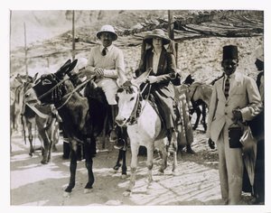 Lady Ribblesdale et M. Stephen Vlasto arrivant sur des ânes à la Tombe de Toutankhamon, Vallée des Rois