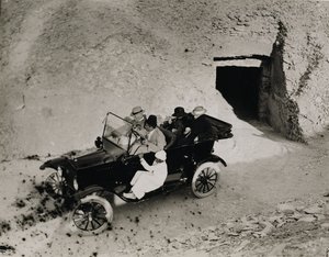 Première visite de Lord Carnarvon à la Vallée des Rois : Lord Carnarvon (1866-1923) et son groupe en voiture - Harry Burton
