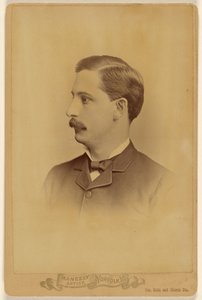 [Homme non identifié avec moustache, de profil]