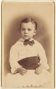 [Petit garçon non identifié portant un nœud papillon, assis]