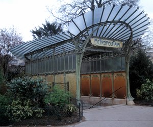 Une bouche de station de métro réalisée par Hector Guimard