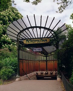 Entrée du métro Porte Dauphine, conçue par Hector Guimard (1867-1942) - Hector Guimard