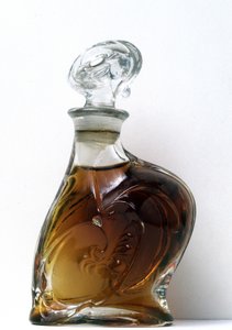 Bouteille en verre moulé blanc créée pour l