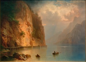 Lac de montagne avec paroi rocheuse escarpée