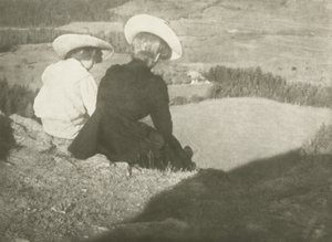 Champs à Birgitz (Hans et Mary assis), c.1908 - Heinrich Kuhn