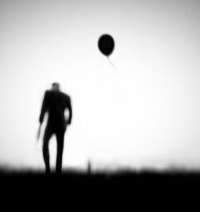 Un homme et un ballon à la dérive - Hengki Lee