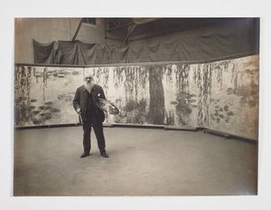 Claude Monet avec sa palette devant son œuvre 