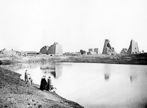 Lac sacré et ruines du temple, Karnak, Nubie, Égypte, 1887