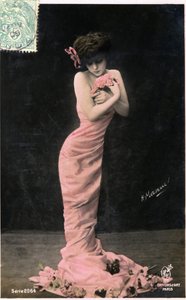 Idéal féminin vers 1900 : jeune beauté avec une silhouette très mince