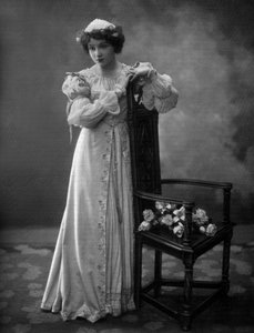 Comédienne française Lilian Greuze en tant que Solange de Mautpré dans la pièce "Les bouffons", photo par Henri Manuel du journal français "Le Théâtre" mars 1907