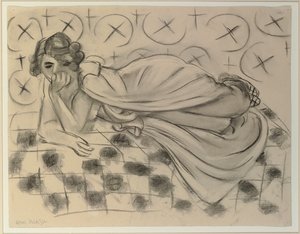 Personnage drapé allongé sur un canapé noir à carreaux