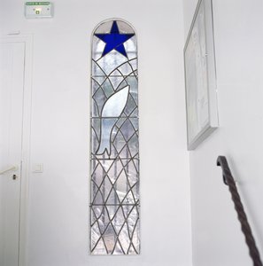 Vitrail représentant un poisson pris dans un filet sous l