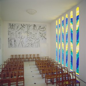 Vue de la nef, du vitrail latéral et du chemin de croix de la chapelle du Rosaire, Vence