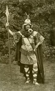 Représente le roi Arthur portant le costume de chef britannique, VIe siècle après J.-C.