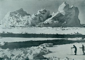 Un iceberg se brisant dans la banquise, vers 1910-1913, 1913 - Herbert Ponting