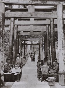 Une avenue de Torii au temple Inari - Herbert Ponting