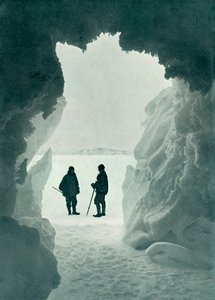 Une grotte de glace - Île de la Tente au loin, Capitaine Scott et Wright, vers 1911, 1913