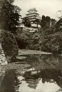 Un vieux château féodal depuis le fossé, 1910