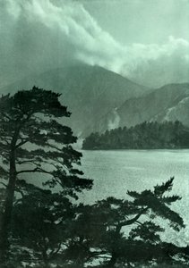 Tempête approchant sur le lac Motosu, 1910 - Herbert Ponting