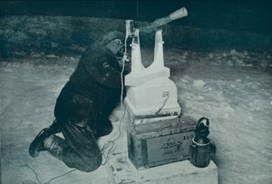 C. S. Wright faisant une observation avec le transit, 8 août 1911, 1913