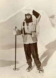 Le capitaine Scott portant le portefeuille dans lequel il transportait ses journaux de traîneau, vers 1910-1911, 1913 - Herbert Ponting