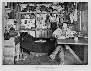 Capitaine Scott dans son antre à Winter Quarters, 1911