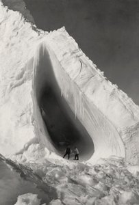 Grotte sculptée dans la glace