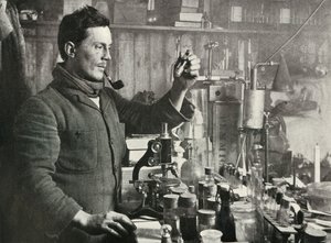 Dr. Atkinson dans son laboratoire, 15 septembre 1911, 1913
